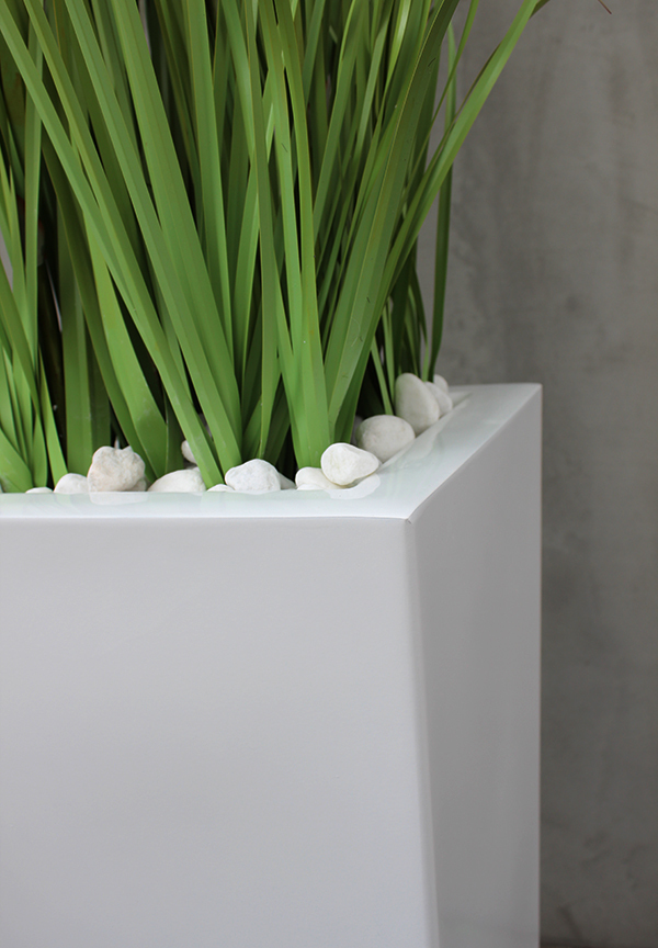 Delano, kompozycja w białej donicy z trawami, wym.196cm