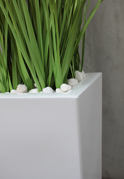 Delano, kompozycja w białej donicy z trawami, wym.196cm