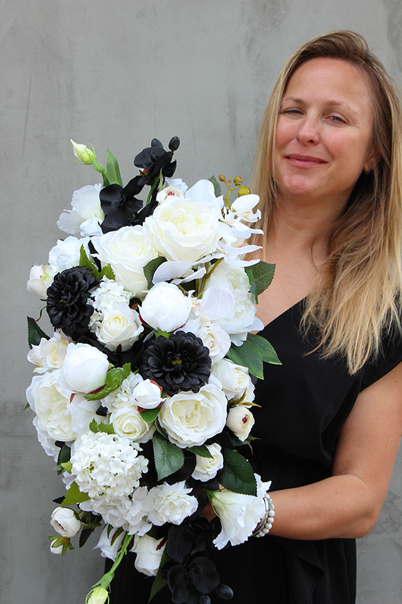 piękna kompozycja kwiatowa Black&White wys.26cm