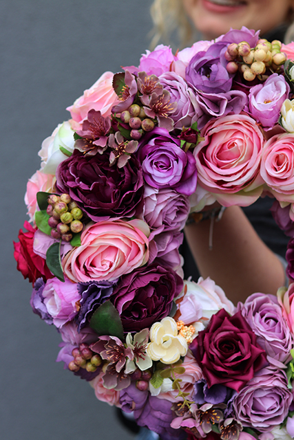 Pulleta, bardzo gesty wianek na drzwi w kolorze fioletu, śr.40cm 