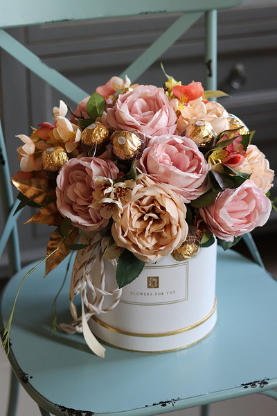 Chocolates Romantico, flowerbox z pralinami, wys.34cm
