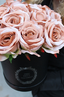 kompozycja kwiatowa / bukiet Flowerbox czarny + róża cappuccino wys.32cm