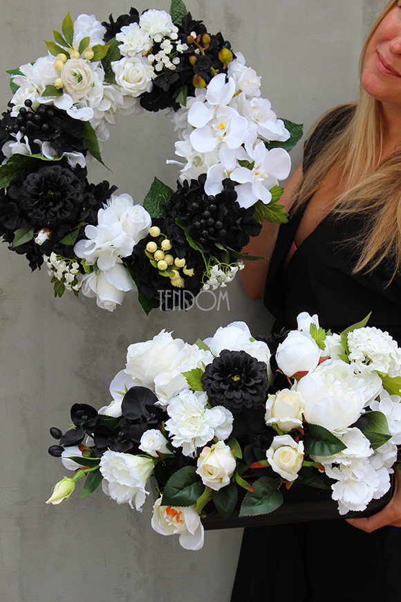 piękna kompozycja kwiatowa Black&White wys.26cm