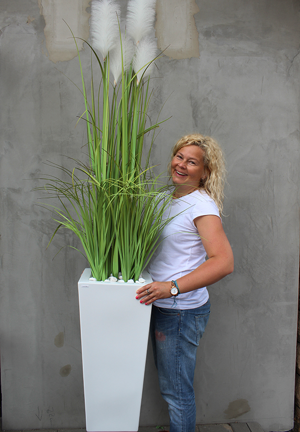 Delano, kompozycja w białej donicy z trawami, wym.196cm