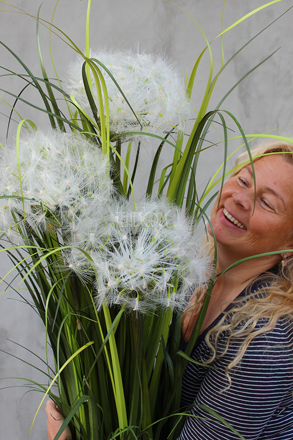 kompozycja w białej donicy z trawami i dmuchawcami Simple, wym.115cm