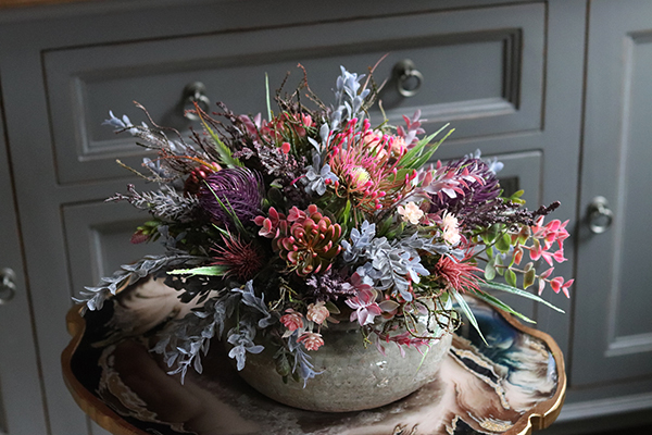 kompozycja kwiatowa w ceramicznym naczyniu, Verona Medina, wys.25cm