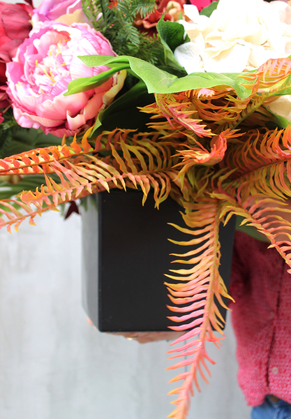 Adriana, elegancka kompozycja nagrobna w nasyconych barwach, wym.54x65x68cm 