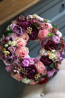Pulleta, bardzo gesty wianek na drzwi w kolorze fioletu, śr.40cm 
