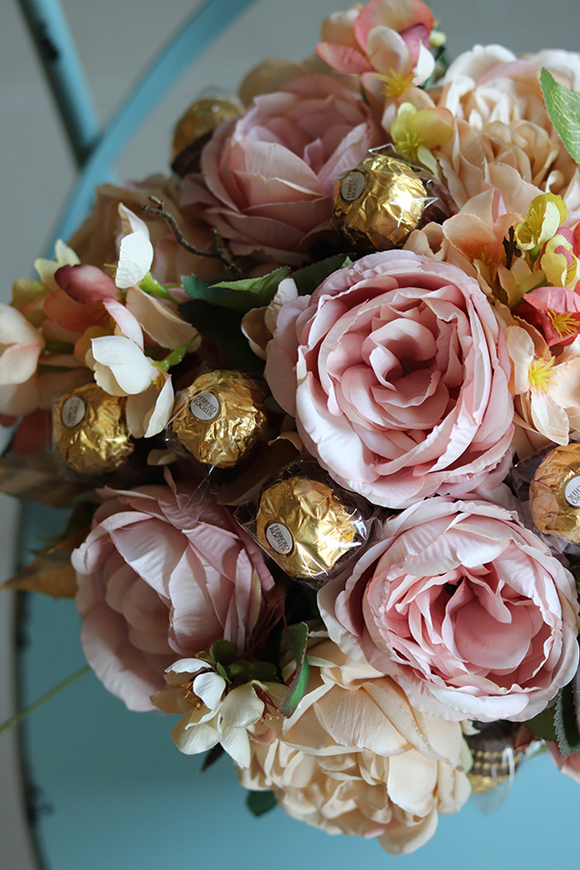 Chocolates Romantico, flowerbox z pralinami, wys.34cm