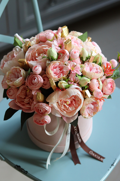 Chocolate Memory, welurowy flowerbox z pralinami, wys.33cm