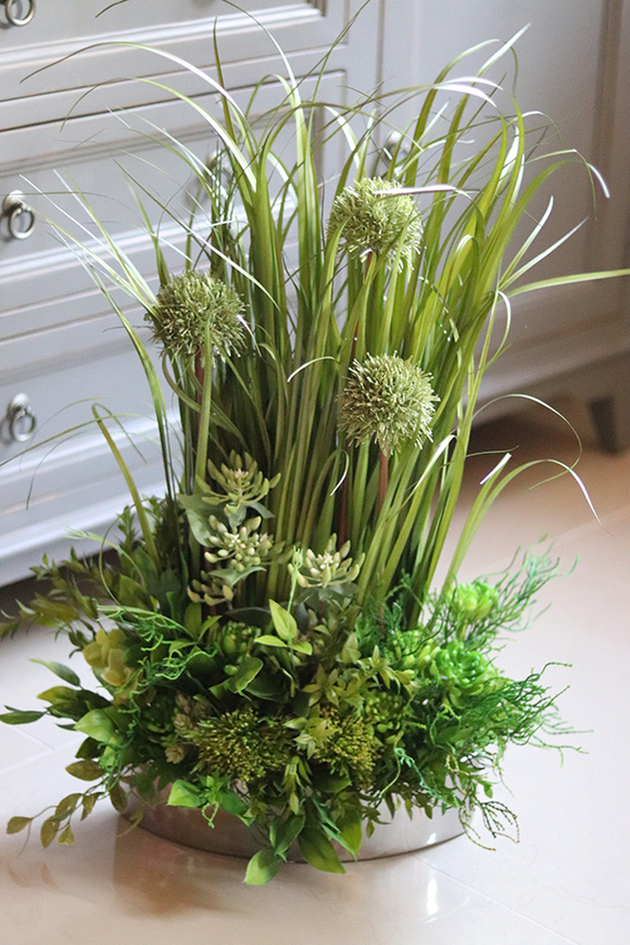 Manfredo Grasso, sztuczna trawa z sukulentami w lustrzanej donicy, wys.77cm