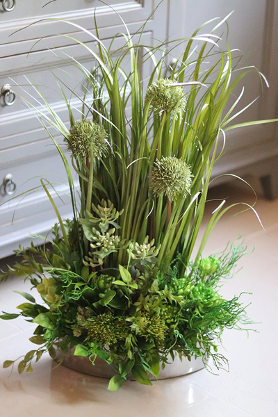 Manfredo Grasso, sztuczna trawa z sukulentami w lustrzanej donicy, wys.77cm