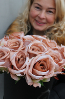 kompozycja kwiatowa / bukiet Flowerbox czarny + róża cappuccino wys.32cm