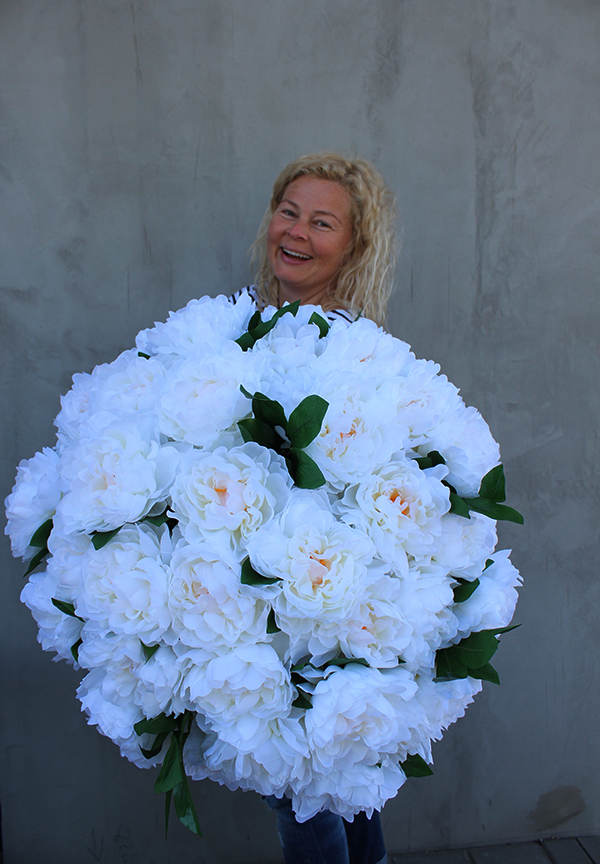 bardzo bogaty kosz z peoniami Biała Dama, wys.67cm 