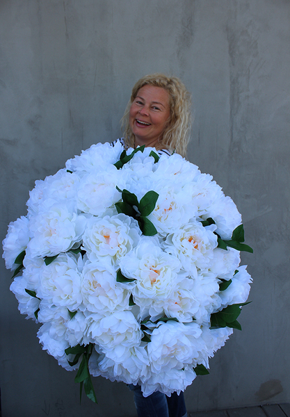 bardzo bogaty kosz z peoniami Biała Dama, wys.67cm 