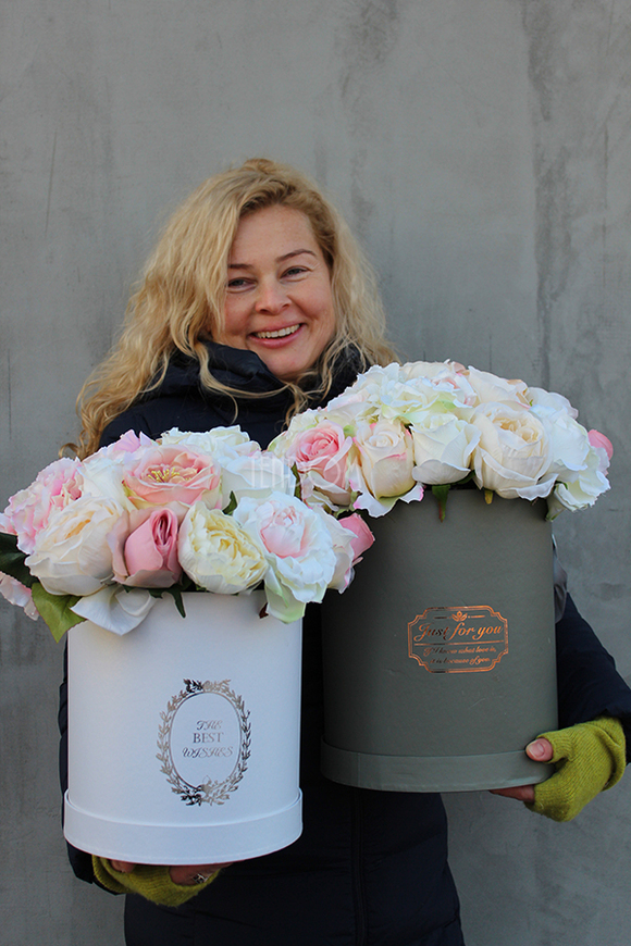 kompozycja kwiatowa / bukiet Flowerbox Maria Antonina Grey, wys.38cm
