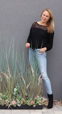 Albertina Saute, kompozycja z traw i sukulentów w gąbce florystycznej, dł.1m, wys.135cm