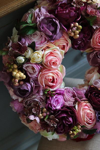 Pulleta, bardzo gesty wianek na drzwi w kolorze fioletu, śr.40cm 