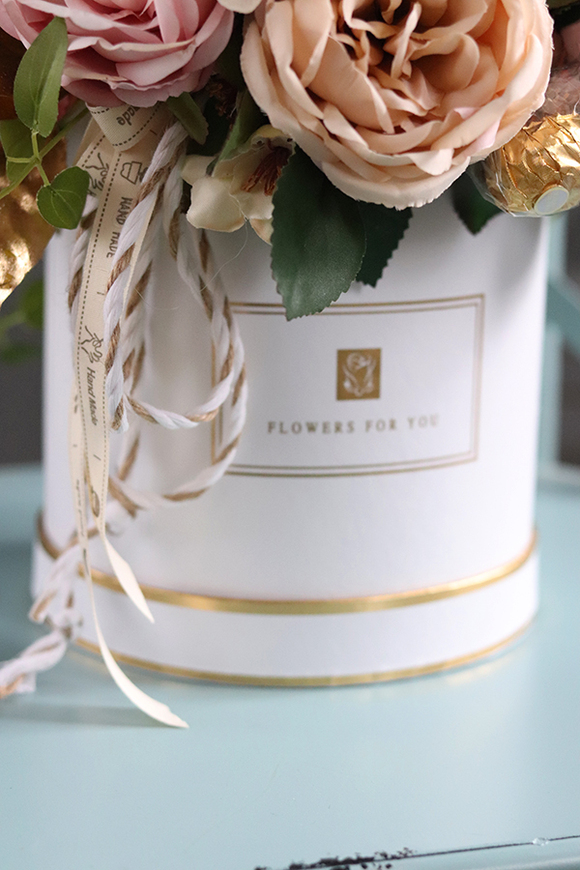 Chocolates Romantico, flowerbox z pralinami, wys.34cm