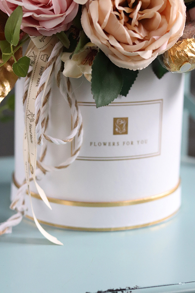Chocolates Romantico, flowerbox z pralinami, wys.34cm