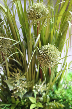 Manfredo Grasso, sztuczna trawa z sukulentami w lustrzanej donicy, wys.77cm