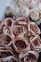 kompozycja kwiatowa / bukiet Flowerbox czarny + róża cappuccino wys.32cm