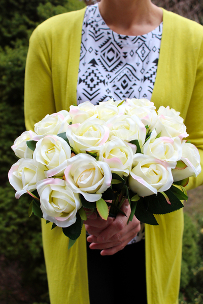 bukiet 10 szt. jasnokremowych róż z jasnoróżową obwódką, wys.50cm