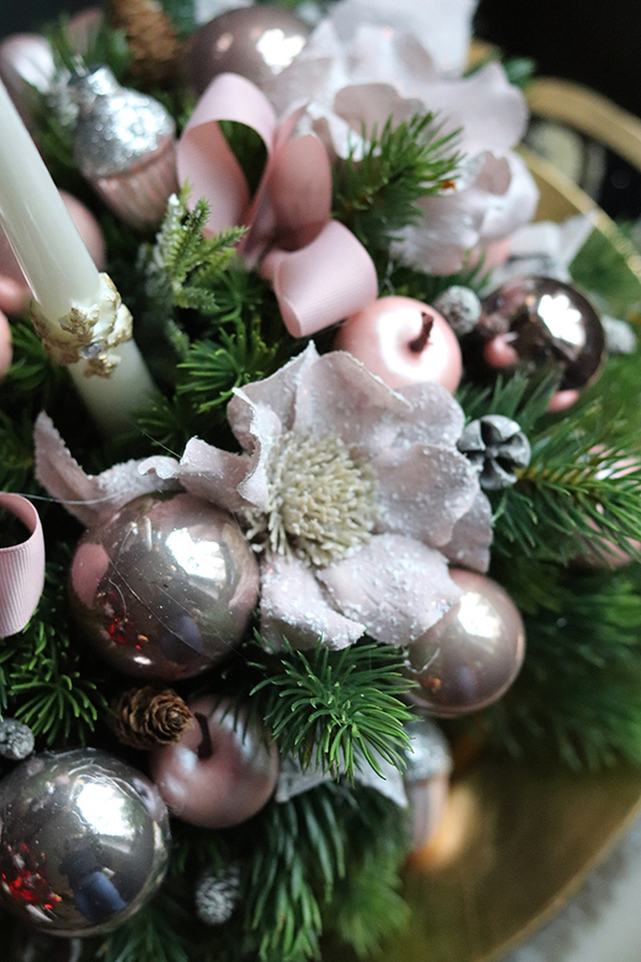 świąteczny stroik na tacy, Mały Pudrovy Las, wys.37cm