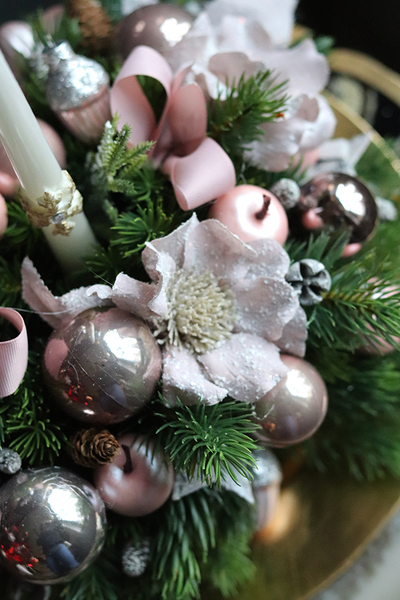 świąteczny stroik na tacy, Mały Pudrovy Las, wys.37cm