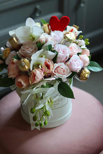 Chocolates Gifted Heart, bogaty flowerbox z pralinami, wys.34cm