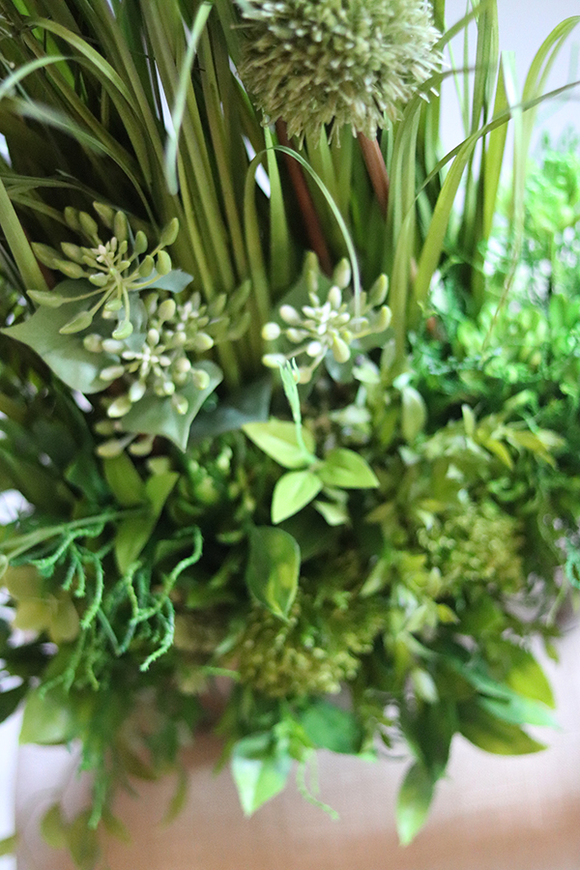 Manfredo Grasso, sztuczna trawa z sukulentami w lustrzanej donicy, wys.77cm