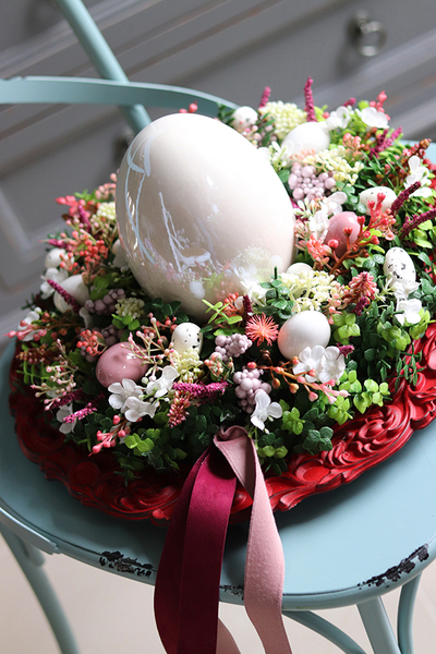 Easteria Red Velvet, wielkanocny stroik z porcelanowym jajem, śr.33cm