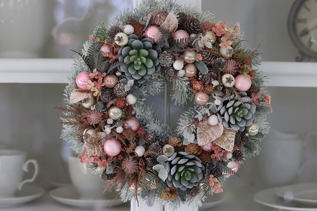 elegancki wianek zimowy, Sukulentas Pudrovy Róż, wym.28cm