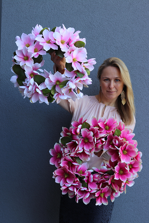 Magnolia Amarant, wianek z kwiatów magnolii, śr.45cm