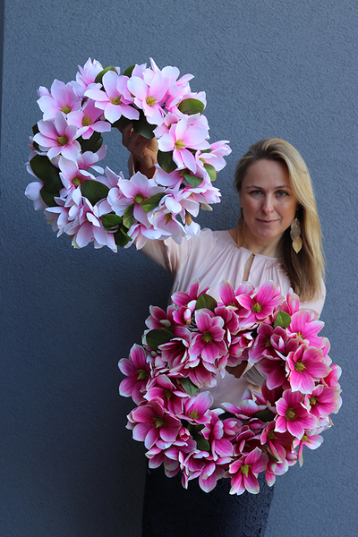 Magnolia Amarant, wianek z kwiatów magnolii, śr.45cm