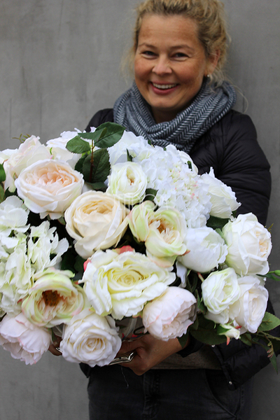 Cremona kompozycja kwiatowa w cynowanym ekskluzywnym naczyniu, dł.kompozycji 67 cm, wys.45 cm