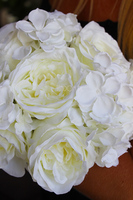 bukiet białych hortensji i róż Taormina, wys.30cm