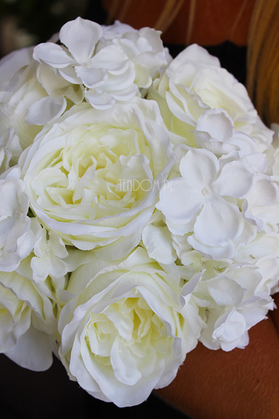 bukiet białych hortensji i róż Taormina, wys.30cm