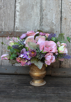 Fioletowa Menassa, kompozycja kwiatowa w zdobionym naczyniu, wys.28cm