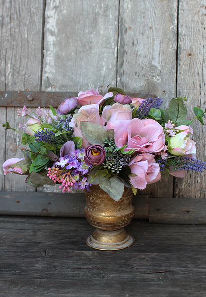 Fioletowa Menassa, kompozycja kwiatowa w zdobionym naczyniu, wys.28cm