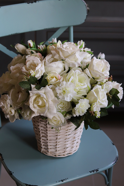 bogaty kosz z białymi kwiatami, Romance Eleonore, wys.42cm