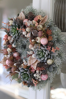 elegancki wianek zimowy, Sukulentas Pudrovy Róż, wym.28cm