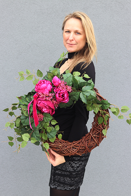 Felicja, wiklinowy wianek z kwiatową dekoracją, śr.54cm