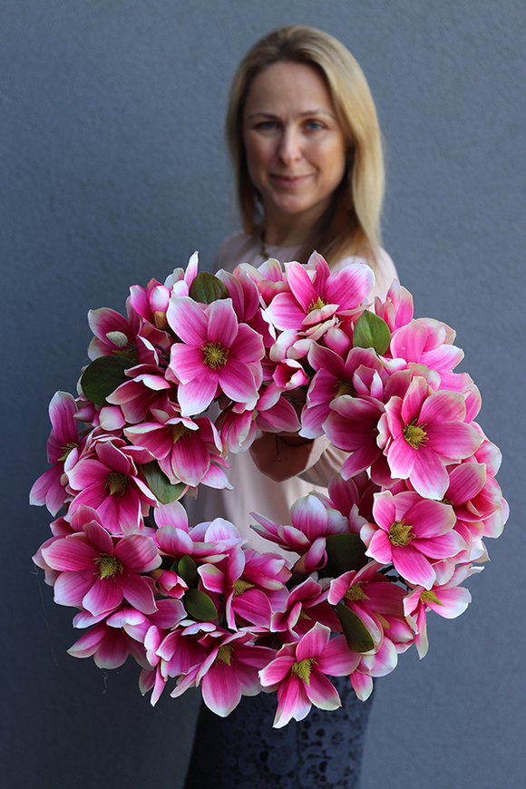 Magnolia Amarant, wianek z kwiatów magnolii, śr.45cm