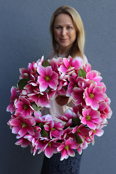 Magnolia Amarant, wianek z kwiatów magnolii, śr.45cm