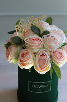 Rosalinia Velvet Wishes, zielony welurowy flowerbox z różami, wys.33cm