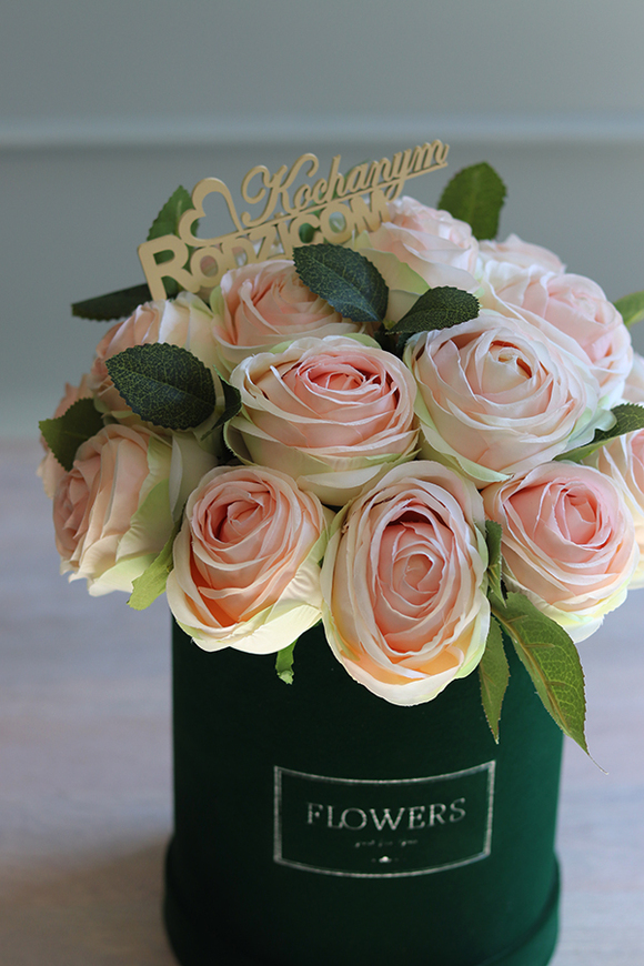 Rosalinia Velvet Wishes, zielony welurowy flowerbox z różami, wys.33cm
