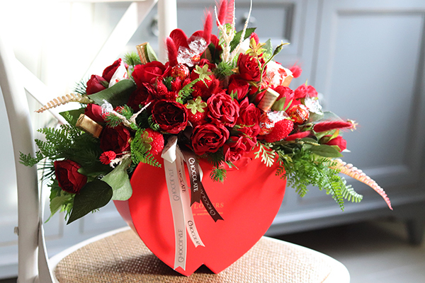 Chocolates Serca na Walentynki, flowerbox w kształcie serc z pralinami, wys.40cm 