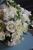 bogaty kosz z białymi kwiatami, Romance Eleonore, wys.42cm 