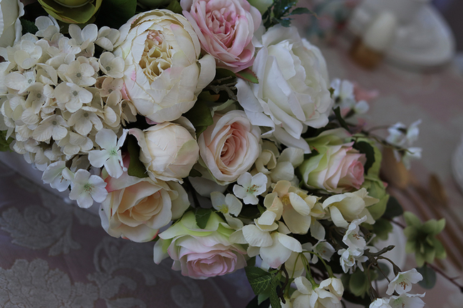 bardzo elegancka kompozycja kwiatowa Laos Illana, wys.30cm, dł.70cm